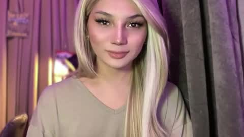 UR GIRL NEXTDOOR online show from May 3, 10:29 am