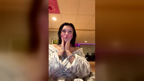n0rmalgurl online show from May 26, 11:37 pm