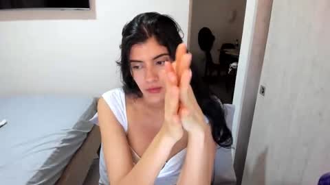 independent model online show from November 29, 8:57 pm