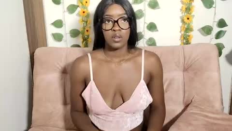 Nahomy  online show from June 24, 7:35 pm