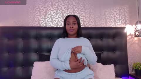 naiaramasson_ online show from February 11, 12:39 pm