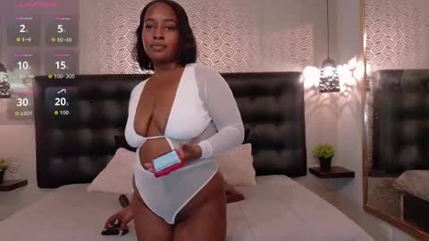 naiaramasson_ online show from April 28, 12:09 pm