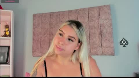 Snapshot of naomisanz_ chatting on October 15, 6:32 pm Laura online show from October 15, 6:32 pm