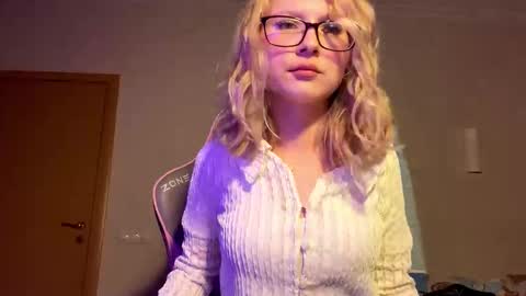 Sarah  online show from March 18, 5:40 pm