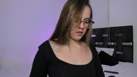 LANAindependent model online show from May 1, 5:54 am
