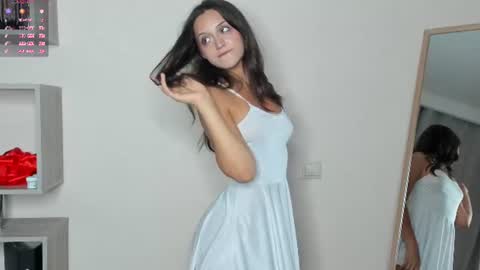 Vicky and Beatrice online show from July 4, 7:10 pm