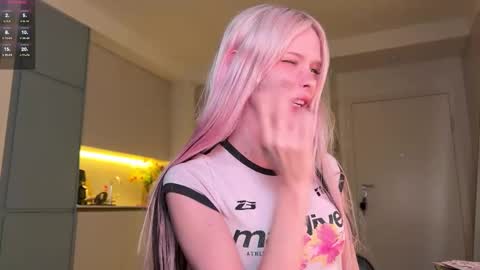 maeve  online show from November 22, 8:55 pm