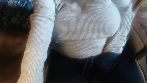 Snapshot of new_milf chatting on March 11, 6:41 am Lilly online show from March 11, 6:41 am