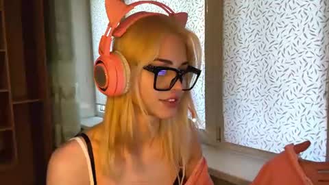 neweva_ online show from July 16, 6:51 am