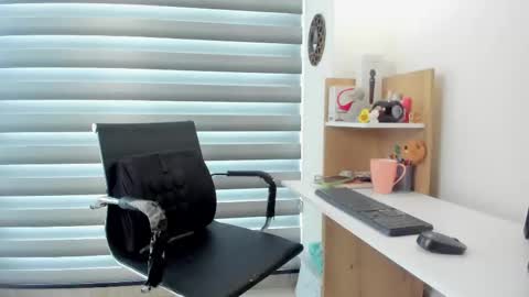 laura  online show from February 18, 5:33 pm