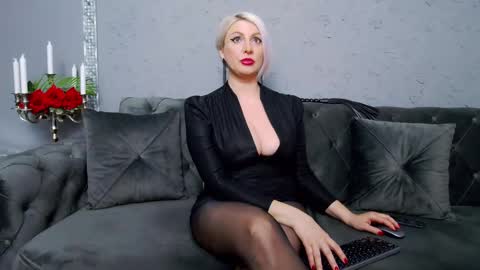 Nicole Domme online show from February 28, 2:09 pm