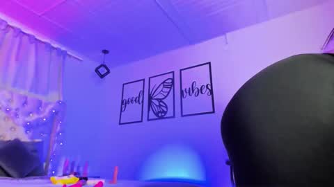 nicolee millerr online show from December 20, 1:04 pm