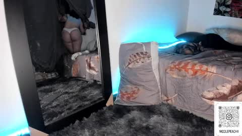 Nicol independent model online show from December 19, 2:12 am