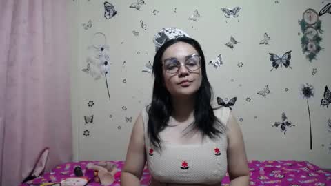 nicolle_sky online show from July 24, 8:34 am
