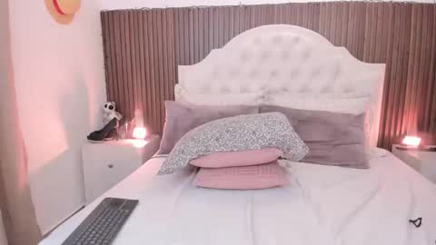 nicolstonee online show from May 4, 3:21 am