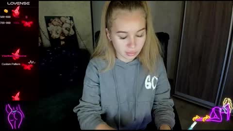 nigo_nika online show from October 31, 1:48 pm