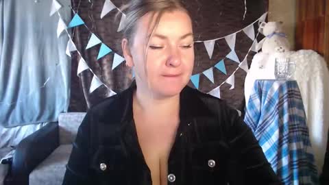 Snapshot of nikaskylink chatting on October 3, 5:01 am Nika online show from October 3, 5:01 am