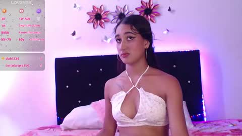 Snapshot of nikibrice chatting on February 21, 8:16 pm online show from February 21, 8:16 pm