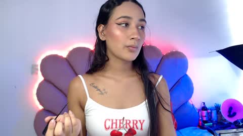 Snapshot of nikibrice chatting on December 29, 7:22 pm online show from December 29, 7:22 pm