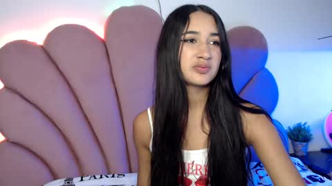 Snapshot of nikibrice chatting on January 19, 7:37 pm online show from January 19, 7:37 pm