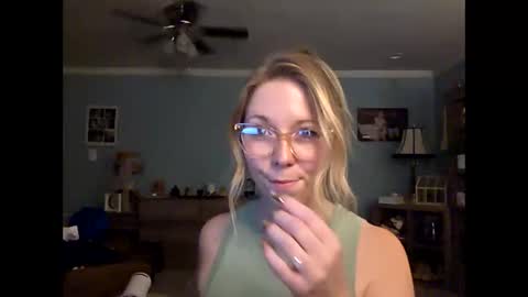 nikkib653466 online show from March 31, 11:27 pm