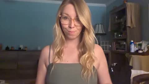 nikkib653466 online show from May 8, 10:33 pm