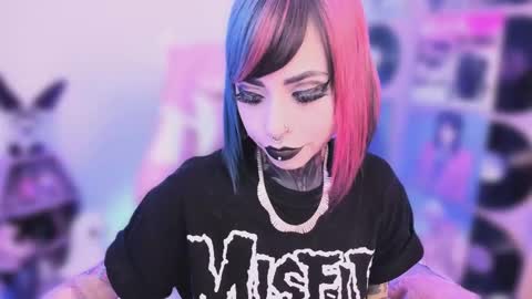 Nikki Ramone   online show from November 10, 10:27 pm