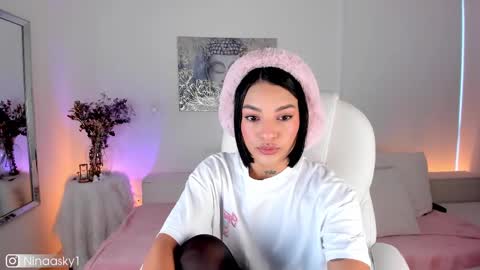 Snapshot of ninaa_sky chatting on February 19, 12:33 pm online show from February 19, 12:33 pm