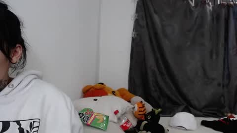 noah hehim    online show from January 12, 2:35 am