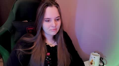 noir_ember_ online show from November 27, 6:38 am