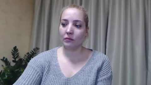 Snapshot of ohsweetmari chatting on February 12, 12:12 pm Mari online show from February 12, 12:12 pm