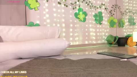 ohyesly_ online show from March 5, 10:22 am