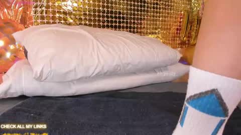 ohyesly_ online show from May 6, 9:57 am