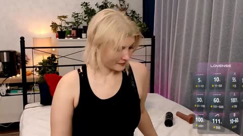 Snapshot of olisunny5 chatting on January 1, 1:27 pm OliSunny Olivia online show from January 1, 1:27 pm
