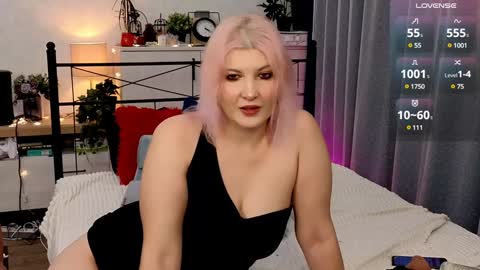 Snapshot of olisunny5 chatting on December 8, 2:18 am OliSunny Olivia online show from December 8, 2:18 am