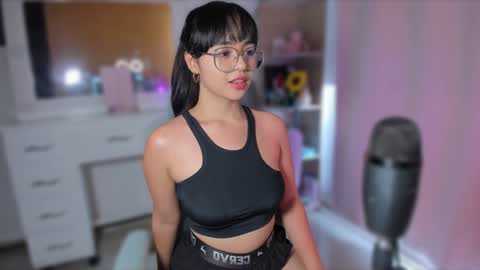 Snapshot of olivia_xd_ chatting on February 1, 4:44 pm Olivia online show from February 1, 4:44 pm