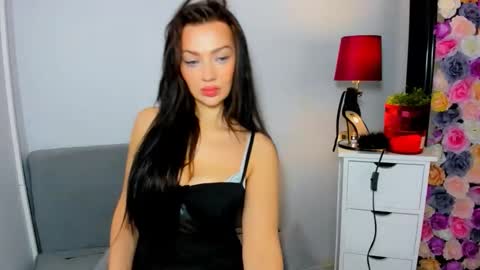 OliviaWomen online show from November 18, 8:04 am