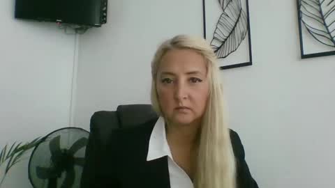 Snapshot of oxifoxi chatting on October 18, 6:05 am oxifoxi online show from October 18, 6:05 am