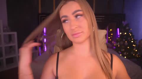 Lia online show from January 2, 9:33 am