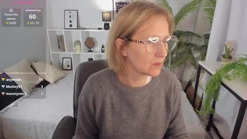 Snapshot of paris_cherry chatting on September 28, 8:36 pm Paris online show from September 28, 8:36 pm