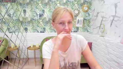 Snapshot of paris_cherry chatting on September 16, 8:28 pm Paris online show from September 16, 8:28 pm