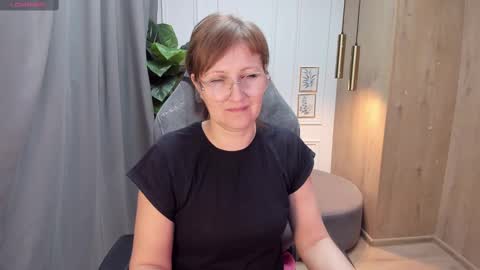 Snapshot of paris_cherry chatting on February 23, 12:30 pm Paris online show from February 23, 12:30 pm