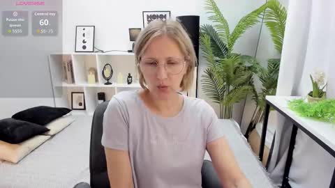 Snapshot of paris_cherry chatting on September 22, 7:56 pm Paris online show from September 22, 7:56 pm