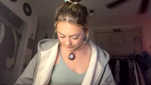 peachesncreampiezz online show from May 15, 11:18 pm