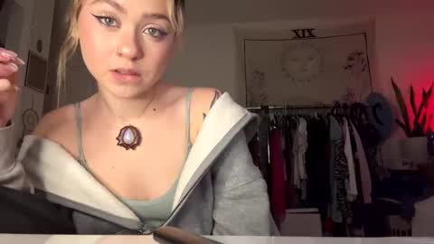peachesncreampiezz online show from May 16, 12:35 am