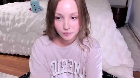 Snapshot of peachvibes chatting on October 6, 2:50 am Lili online show from October 6, 2:50 am