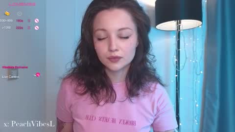 Snapshot of peachvibes chatting on March 8, 1:48 am Lili online show from March 8, 1:48 am