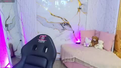 peachy_tay online show from August 5, 11:38 am