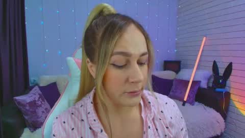 Dia  online show from February 17, 10:49 pm