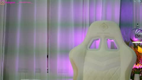 Dee online show from January 9, 6:01 pm